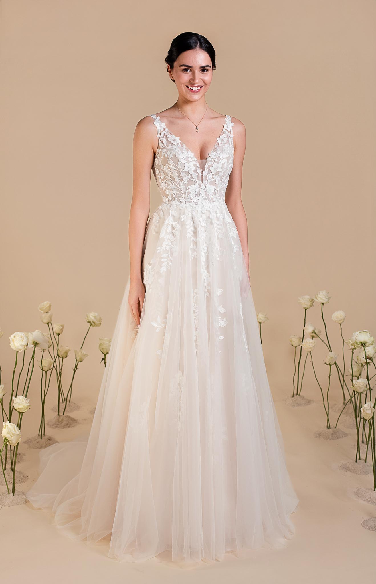 ISALINE-4265_(2) Robe de mariée Églantine Créations Isaline de la collection 2027 en tulle pailleté et dentelle florale perlée, avec décolleté en V et jupe princesse aérienne.