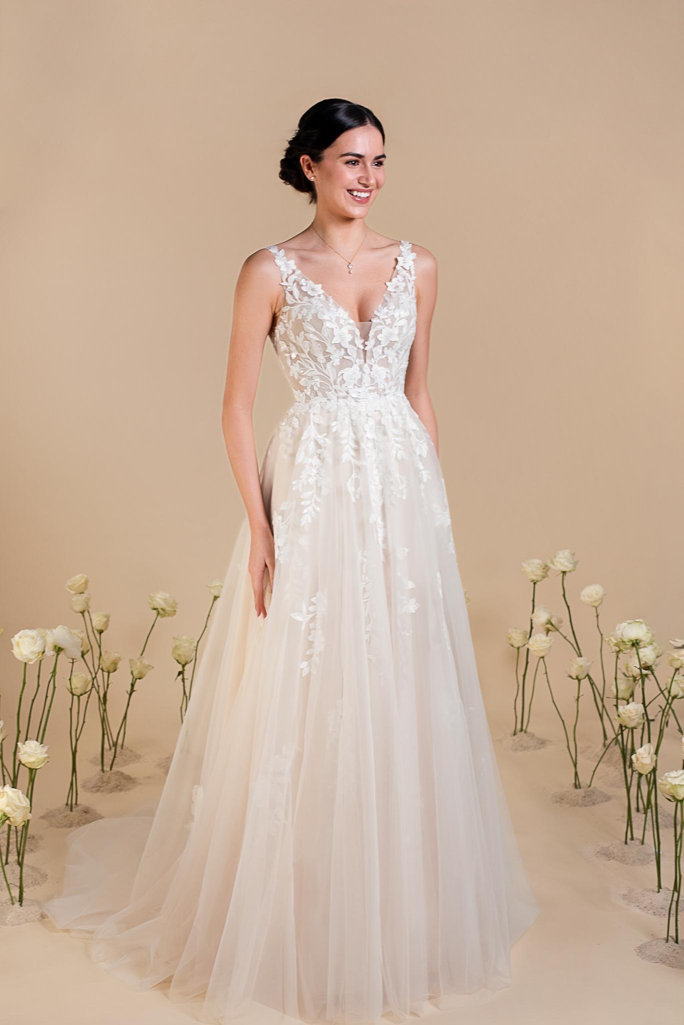 ISALINE_DSC4270 Robe de mariée Églantine Créations Isaline de la collection 2027 en tulle pailleté et dentelle florale perlée, avec décolleté en V et jupe princesse aérienne.