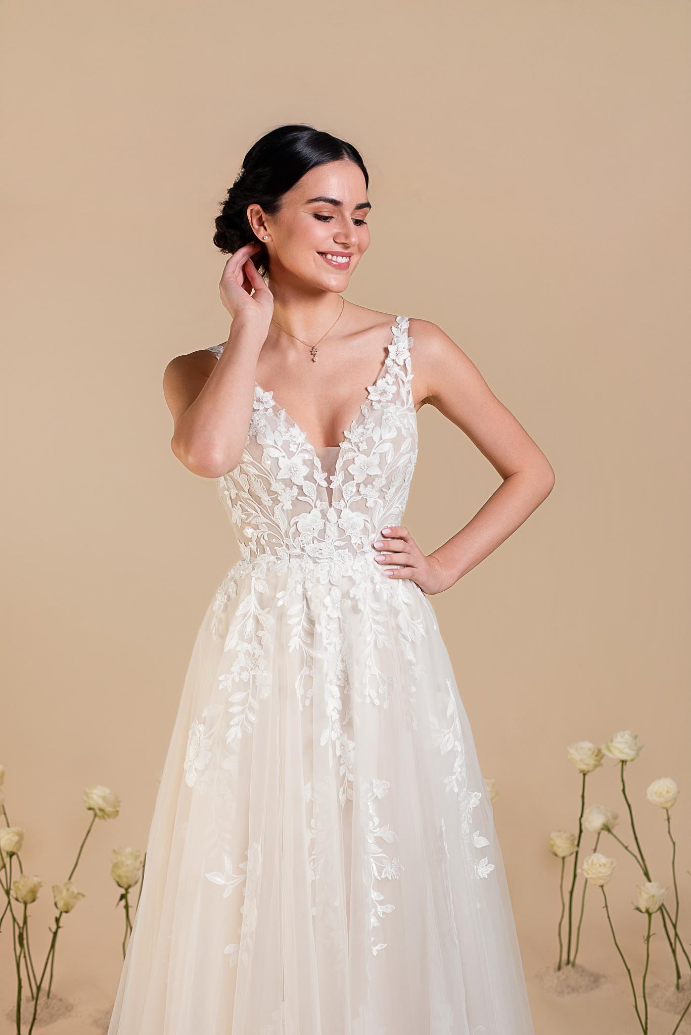 ISALINE_DSC4306 Robe de mariée Églantine Créations Isaline de la collection 2027 en tulle pailleté et dentelle florale perlée, avec décolleté en V et jupe princesse aérienne.