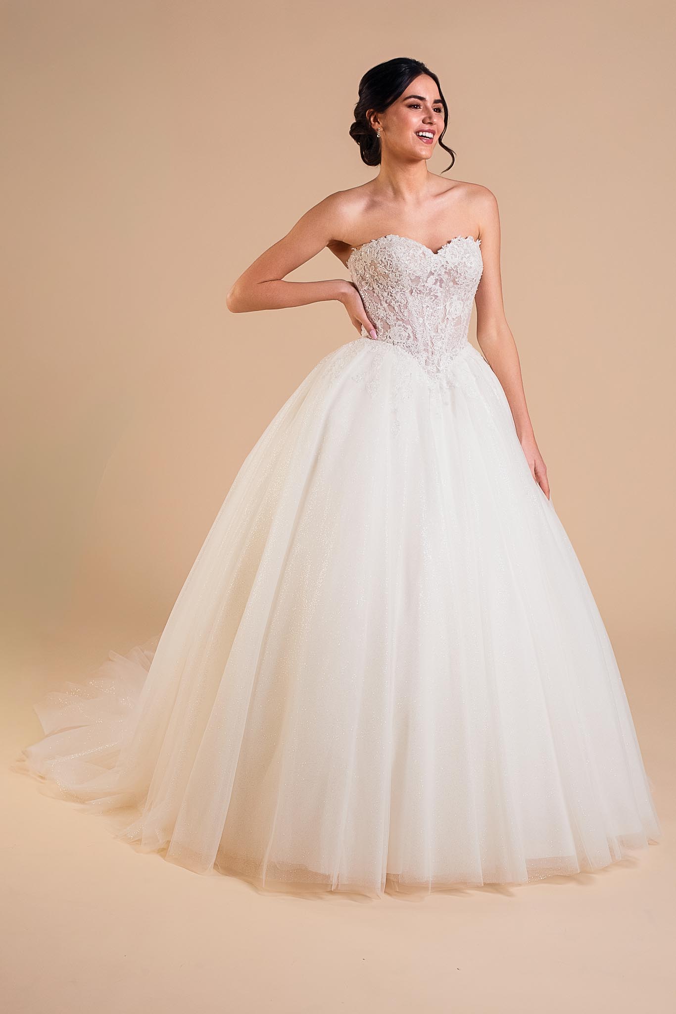 IVANNE-6614_(2) Robe de mariée princesse Ivanne, jupe en tulle et bustier en dentelle. Collection Eglantine 2027