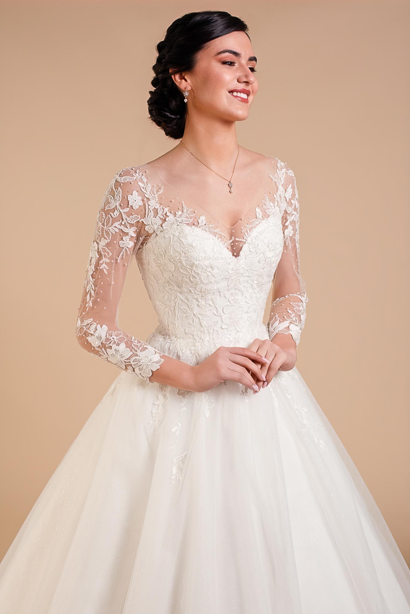 IZARA-7877_(2) Robe de mariée Izara en tulle à manches longues collection Eglantine 2027